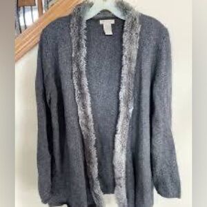 VERTICAL DESIGN:   GRAY SWEATER WITH FAUX FUR  SIZE LARGE